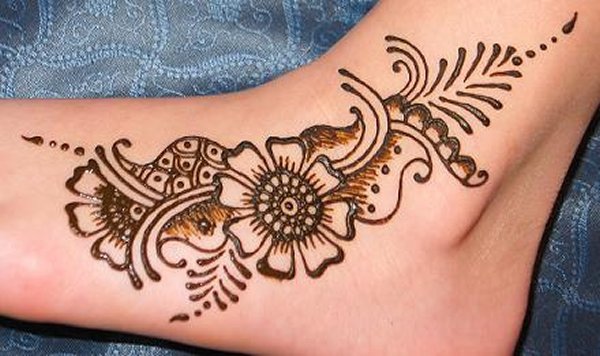20 Simple Mehndi Designs For Feet-Floral Designs