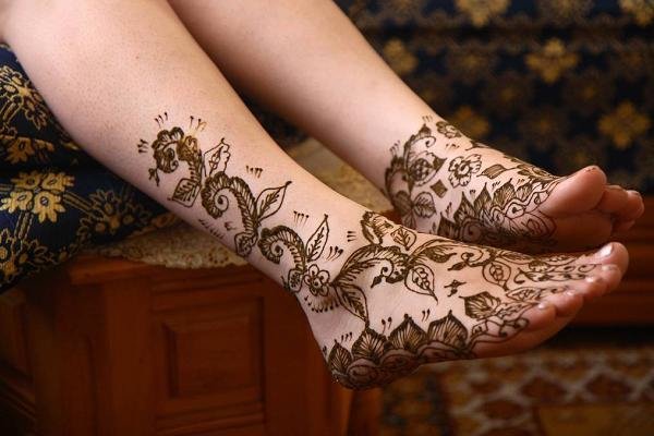 20 Simple Mehndi Designs For Feet-Petal Mehndi Design