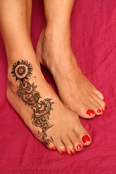 20 Simple Mehndi Designs For Feet-Sunflower Circle Mehndi Design